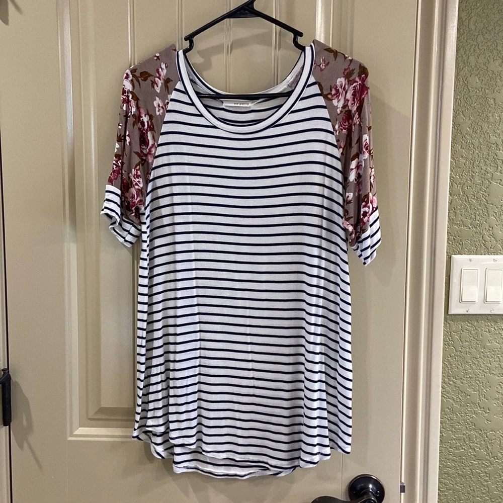 Short Sleeve Tunic by So Perla Brand.  EUC!